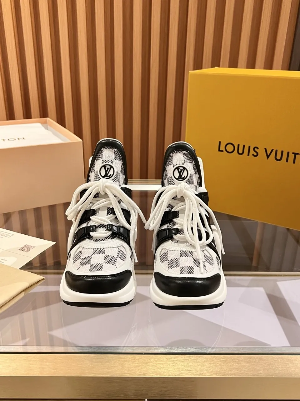 👟👟Ex-factory price 800👟👟 2025 new LV fancy black and white diamond model, high-end and elegant, showing long legs, casual sports dad shoes with heel height of about 5.5cm, 35-41